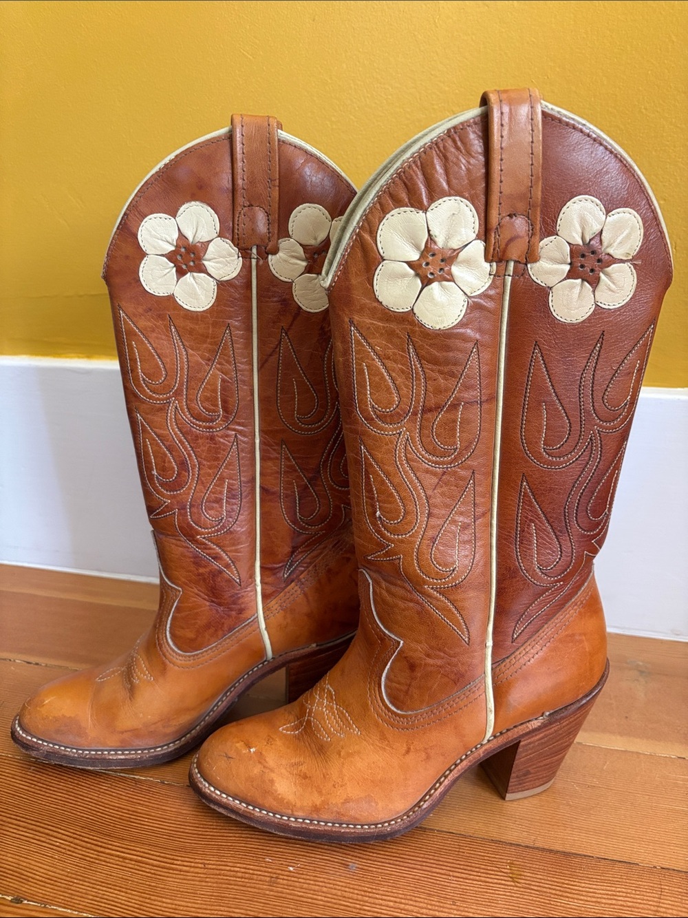 Vintage 1970s Acme Tan Leather Floral Boot